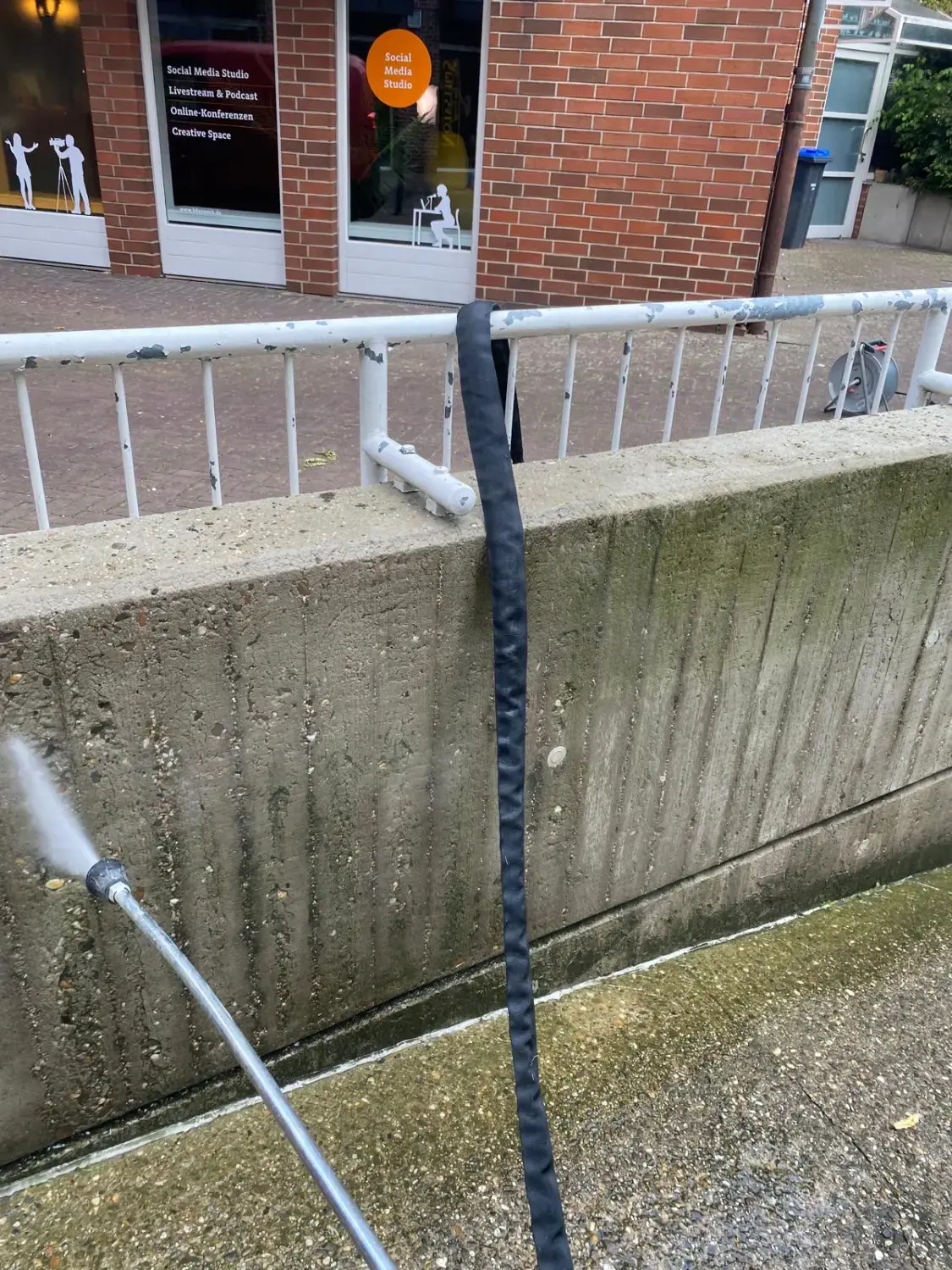 Hausmeisterdienst und Reinigungsarbeiten - Hinterhofreinigung